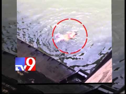 Auto driver jumps into Krishna river to save mother and child in Vijayawada - Tv9