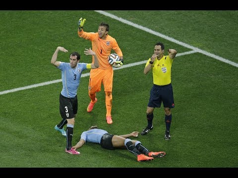 Alvaro Pereira knocked unconscious in Uruguay-England match, stays in against medical advice