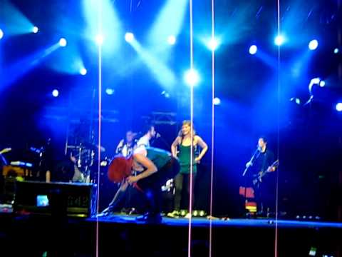 paramore en chile 2011 misery business.avi