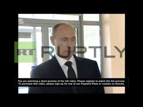 Russia: Putin salutes battle-ready troops