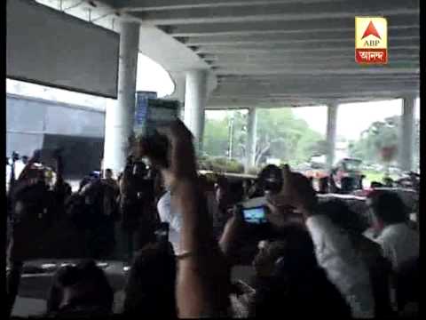 Shahrukh Khan reaches at Kolkata airport to join KKR's felicitation at Eden