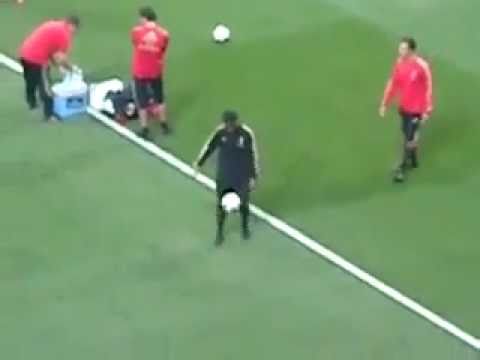 Ronaldinho humiliates his teammate during warm up