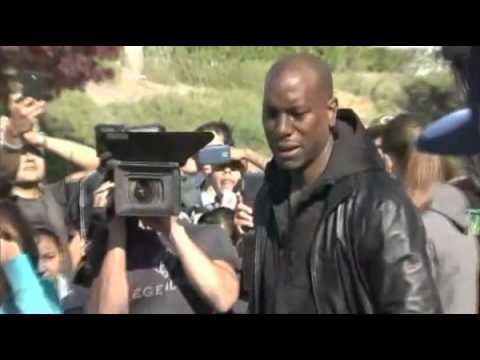 Tyrese Gibson Breaks Down In Tears At Paul Walker Crash Site - Live Footage