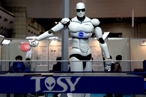 TOPIO, a Vietnamese humanoid robot can play ping-pong, developed by TOSY.[78](Topio的，一个越南的人形机器人可以发挥乒乓，由TOSY发展。[78])