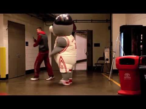 NBA Houston Rockets Gets Pranked By Team Mascot (Dwight Howard Terrified)