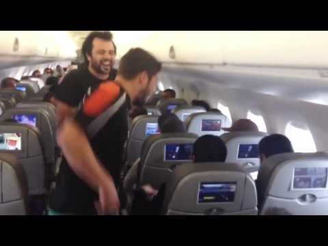 Marco Feliciano sofre BULLYING dentro do avião (ROBOCOP GAY)