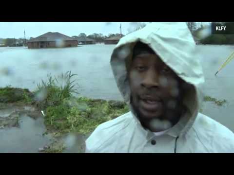 THE LATEST NEWS : Louisiana floods trap residents