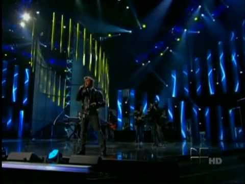 ALEJANDRO FERNANDEZ - SE ME VA LA VOZ-LIVE- PREMIO LO NUESTRO 2010.flv