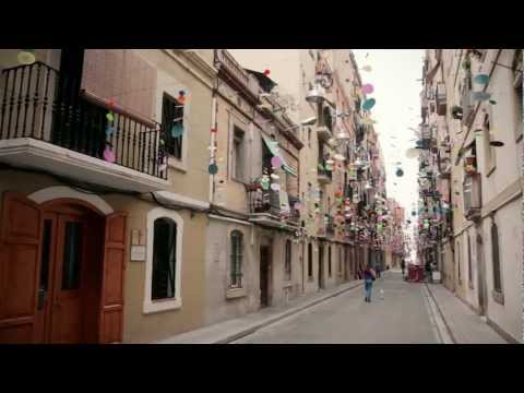 Barcelona City - Streets and People - Travel Tour Guide