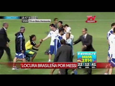 messi se rie del falso ronaldinho que le pide la camiseta