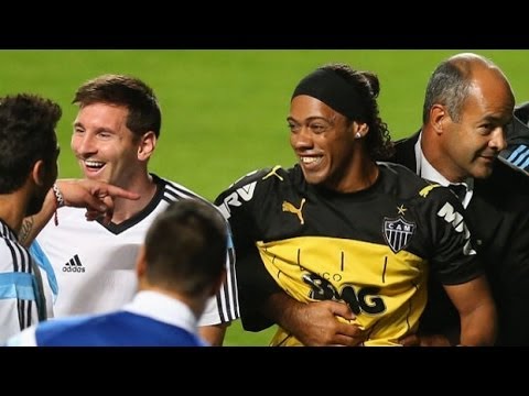 Messi Laughs When is Revered by Fan Identical to Ronaldinho