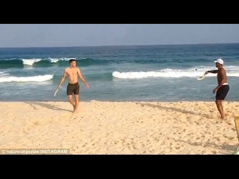 Robin van Persie and Patrick Kluivert no look beach tennis