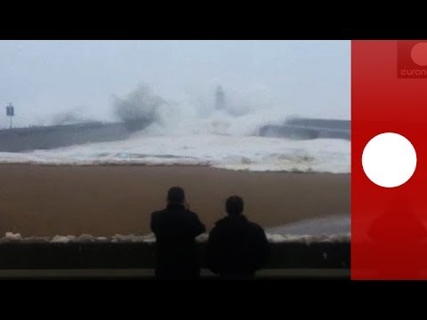 Portugal : une vague géante fait courir les curieux à Porto