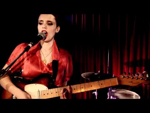 Anna Calvi - Moulinette (Live)