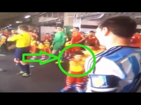 MESSI no saluda a un niño OTRA VEZ !!! INCREIBLE!! Argentina vs Belgica 2014