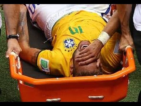 Neymar Jr. llega a un hospital después de una lesión por Zúñiga - Copa del Mundo 2014