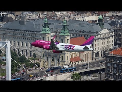 Wizzair Airbus A320 lowpass over the river Danube