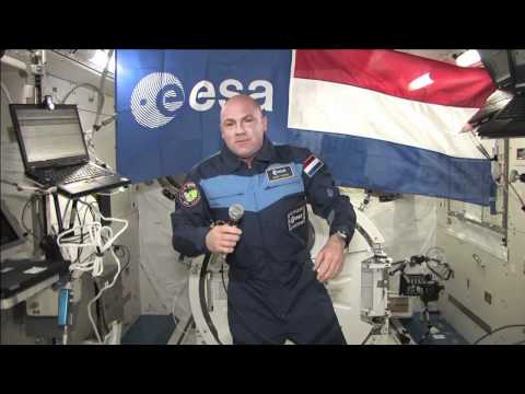 Kuipers Briefs Dutch Prime Minister on ISS Mission