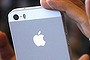 A woman tries the silver colored version of the new iPhone 5S after Apple Inc's media event in Cupertino, California September 10, 2013. REUTERS/Stephen Lam (UNITED STATES  - Tags: BUSINESS SCIENCE TECHNOLOGY BUSINESS TELECOMS)