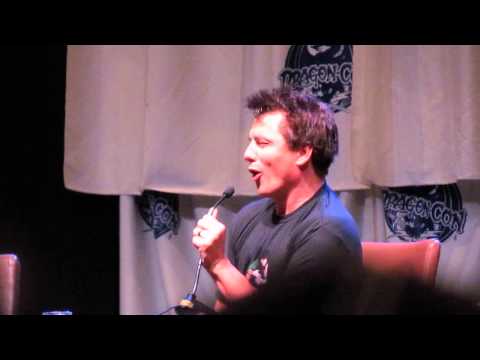 DragonCon John Barrowman prank on Stephen Amell while he was tied up Arrow