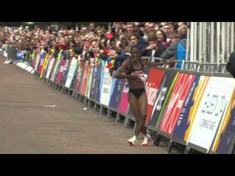 Female Runner Faints before crossing finish line Marathon Commonwealth Games 2014