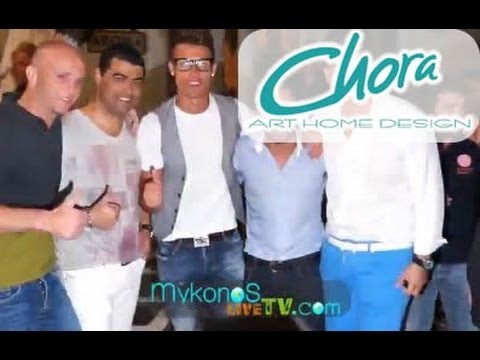 How did Christiano Ronaldo react to the paparazzi in Mykonos?