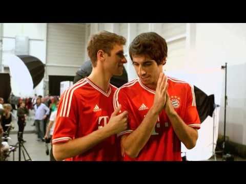 FC Bayern München - Thomas Müller und Javi Martínez präsentieren Home-Trikot 2013/2014