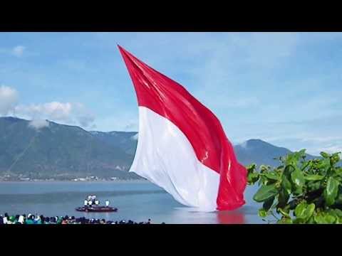 BENDERA MERAH PUTIH BERKIBAR DARI DALAM LAUT TELUK PALU