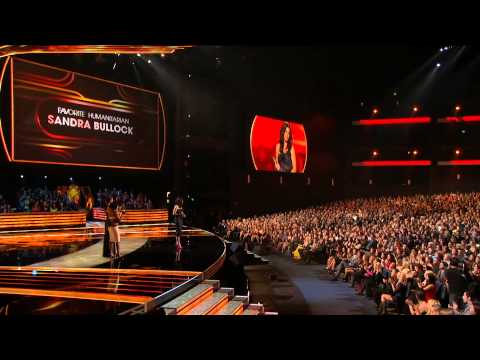 Sandra Bullock is honored as Favorite Humanitarian at People's Choice Awards 2013