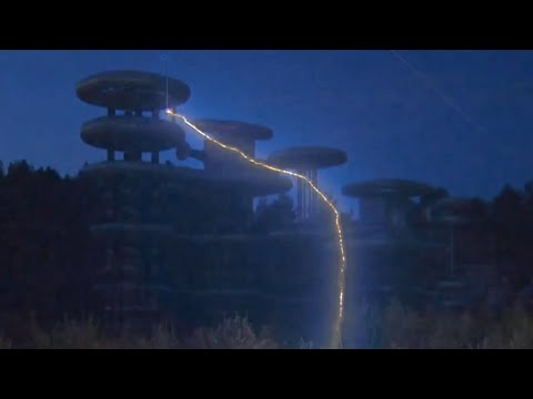 Tesla Tower video: Futuristic high voltage machine in lightning action near Moscow