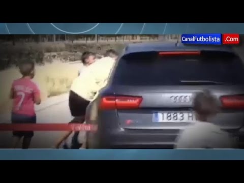 Cristiano Ronaldo empuja un niño saliendo del entrenamiento del Real Madrid | 2014