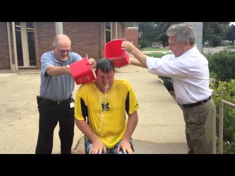 Davison city manager, councilman douse mayor during Ice Bucket Challenge