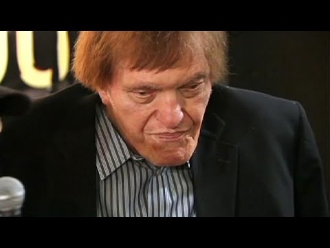 The American actor Richard Kiel has died in hospital after breaking his leg, although doctors are not connecting the accident with his death.

The 74-year-old had been in a motorised wheelchair for some time following a truck accident several years ago, which led to him easing off on his acting career.

The role that made him famous was as Bond villain Jaws, a role he only got after turning down Darth Vader in the first Star Wars because he felt wearing a mask would limit his acting.

A towering…
READ MORE : http://www.euronews.com/2014/09/11/richard-kiel-who-played-bond-villain-jaws-dies-aged-74

What is in the news today? Click to watch: https://www.youtube.com/playlist?list=PLSyY1udCyYqBeLGPTLVZMp8kczDH7_5Ni

euronews: the most watched news channel in Europe
Subscribe! http://www.youtube.com/subscription_center?add_user=euronews 

euronews is available in 14 languages: https://www.youtube.com/user/euronewsnetwork/channels

In English:
Website: http://www.euronews.com/news
Facebook: https://www.facebook.com/euronews
Twitter: http://twitter.com/euronews
Google+: http://google.com/+euronews
VKontakte: http://vk.com/en.euronews