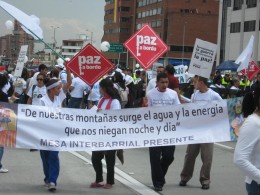 En Colombia manifestantes exigen paz y justa y un fin al robo de sus recursos naturales