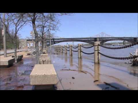 4/22/2013 -- Mississippi River Floods -- Moment the river overflows its banks