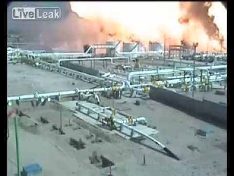 Massive explosion at oil refinery in Mexico (MUST WATCH)