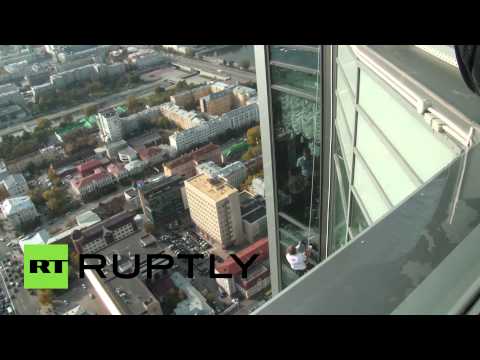 French spiderman scales Urals’ highest skyscraper, conquers top w\out safety gear