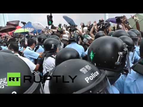 Hong Kong Stand-Off: Cops attempt to disperse Occupy Central protesters