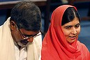 Norway's King Harald (R) speaks to Nobel Peace Prize laureates Kailash Satyarthi (2nd L) and Malala Yousafzai during the Nobel Peace Prize awards ceremony at the City Hall in Oslo December 10, 2014. Pakistani teenager Yousafzai, shot by the Taliban for refusing to quit school, and Indian activist Satyarthi received their Nobel Peace Prizes on Wednesday after two days of celebration honouring their work for children's rights.         REUTERS/Suzanne Plunkett (NORWAY  - Tags: SOCIETY ROYALS)