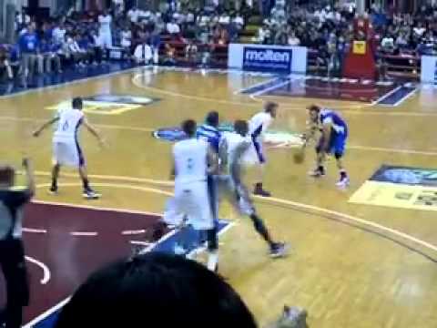 Japeth Aguilar(Gilas PHI) block SAmaki Walker(former LA Lakers)