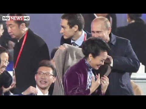 WATCH: China's First Lady Refuses Putin's Blanket