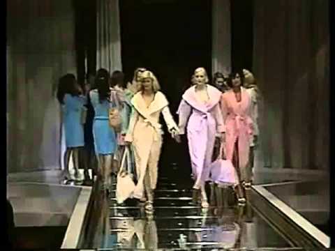 LINDA EVANGELISTA CATWALK VERSACE SPRING SUMMER(MILAN) 1991-2004.