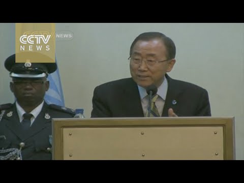 Ban Ki Moon visits Sierra Leone to support battle against Ebola