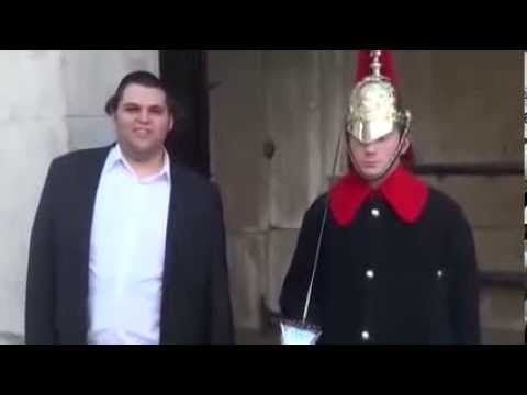 Funny guy makes  Royal Guard Laugh at Buckingham Palace