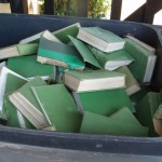 A bin of books, by Jane Cockman (Publié sur FlickR sous licence Creative Commons Paternité, Pas d'utilisation commerciale). 