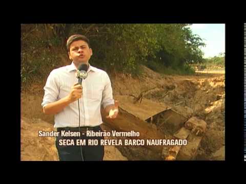 Baixa do Rio Grande revela barco naufragado na década de 1950 em MG