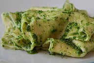 Pasta handkerchiefs with rocket .