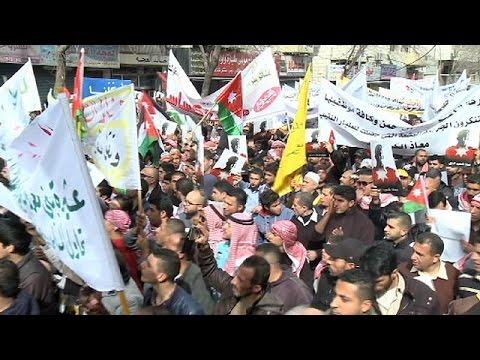 Queen Rania of Jordan joins protesters on the streets of Amman