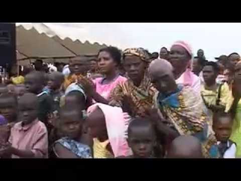 Jeffrey Sachs and Josette Sheeran (UN WFP) Visit Ruhiira, Uganda