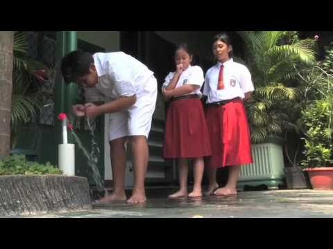 Obama's Jakarta - Indonesia Visit to his Elementary School and Chats with his Friends and Teachers